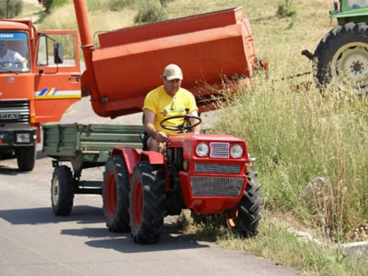 Il contadino Tonino in trincea con i trattori - il Giornale