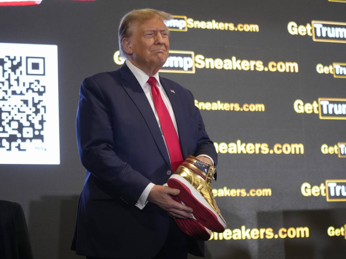 Golden and with the American flag: Trump presents his sneakers, which are already unavailable