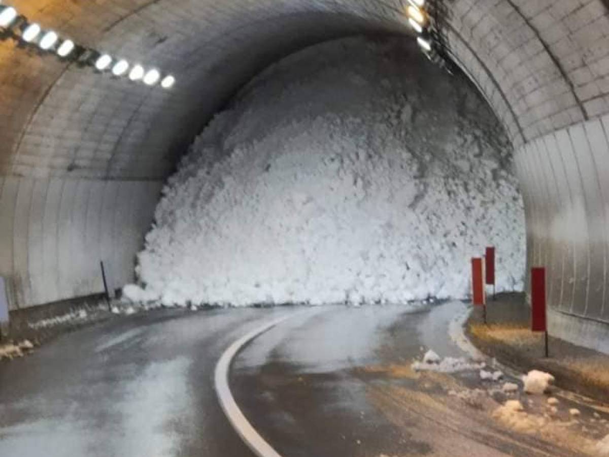 Gressoney isolata: valanga blocca una galleria. Attese altre nevicate - il Giornale