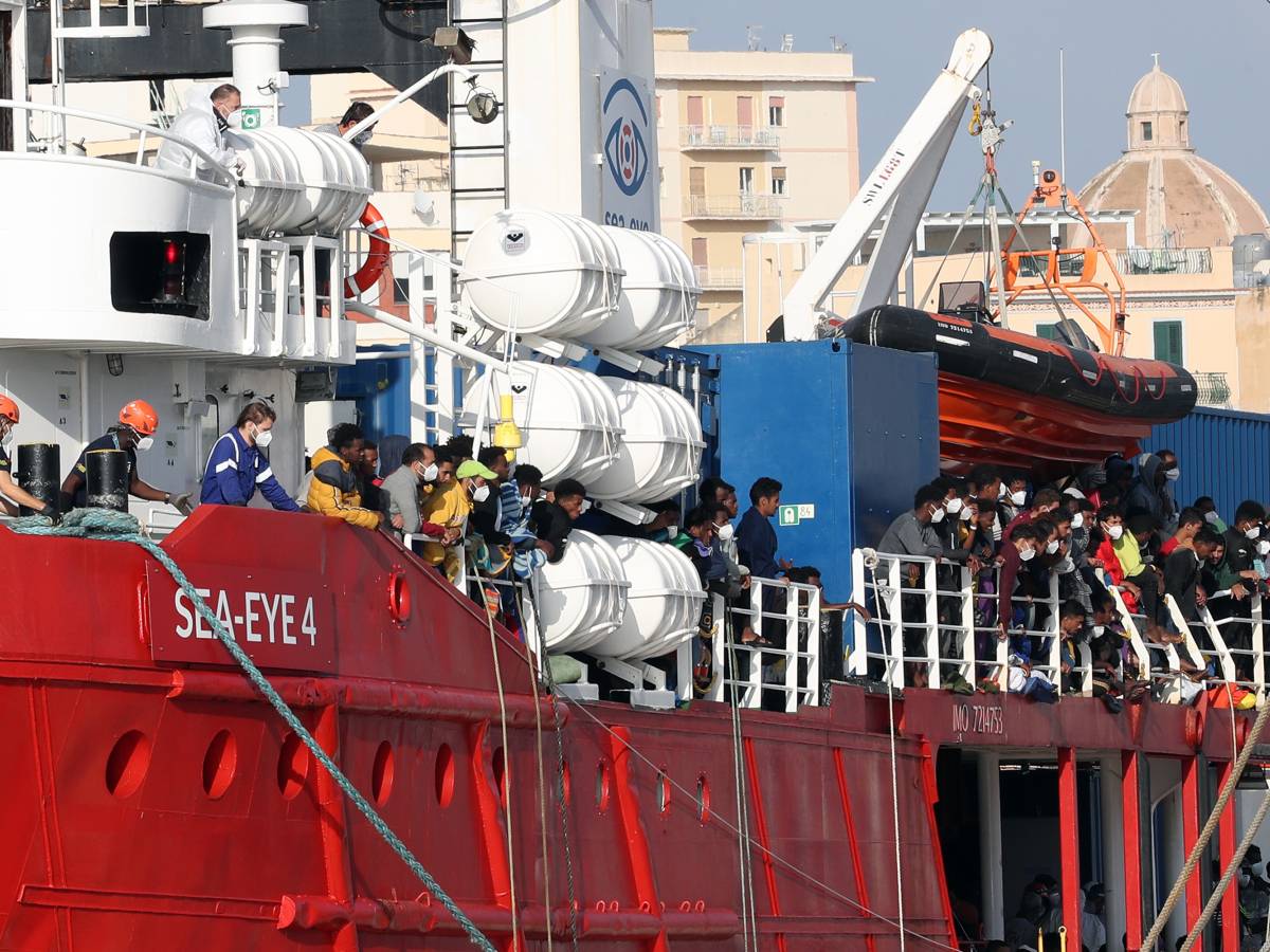 Migranti, caos sui soldi tedeschi alle Ong: "Ministro alleato con chi fa infuriare i partner europei"