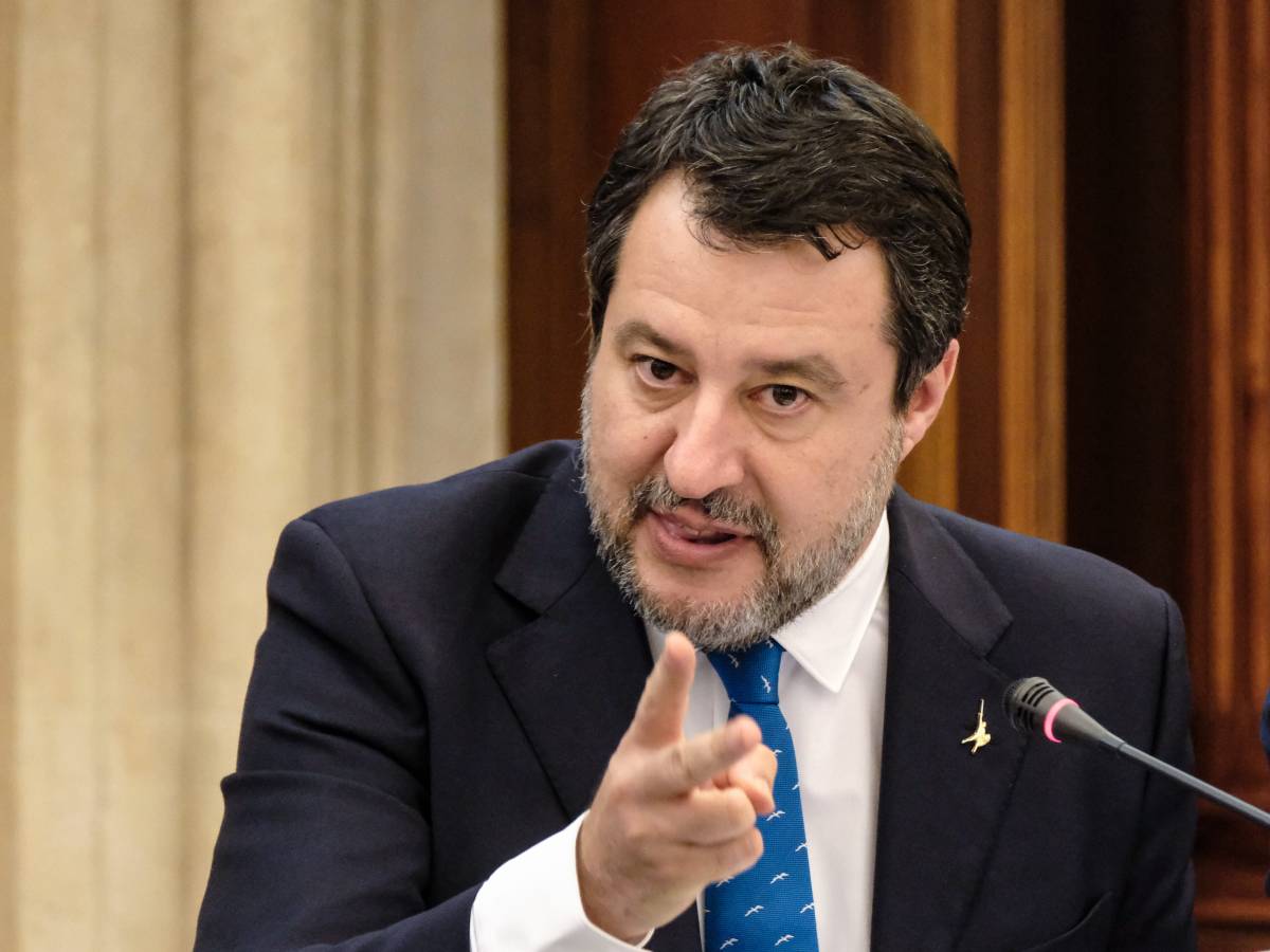 "Reintrodurre la leva", "Non nelle Forze Armate". Il botta e risposta tra Salvini e Crosetto