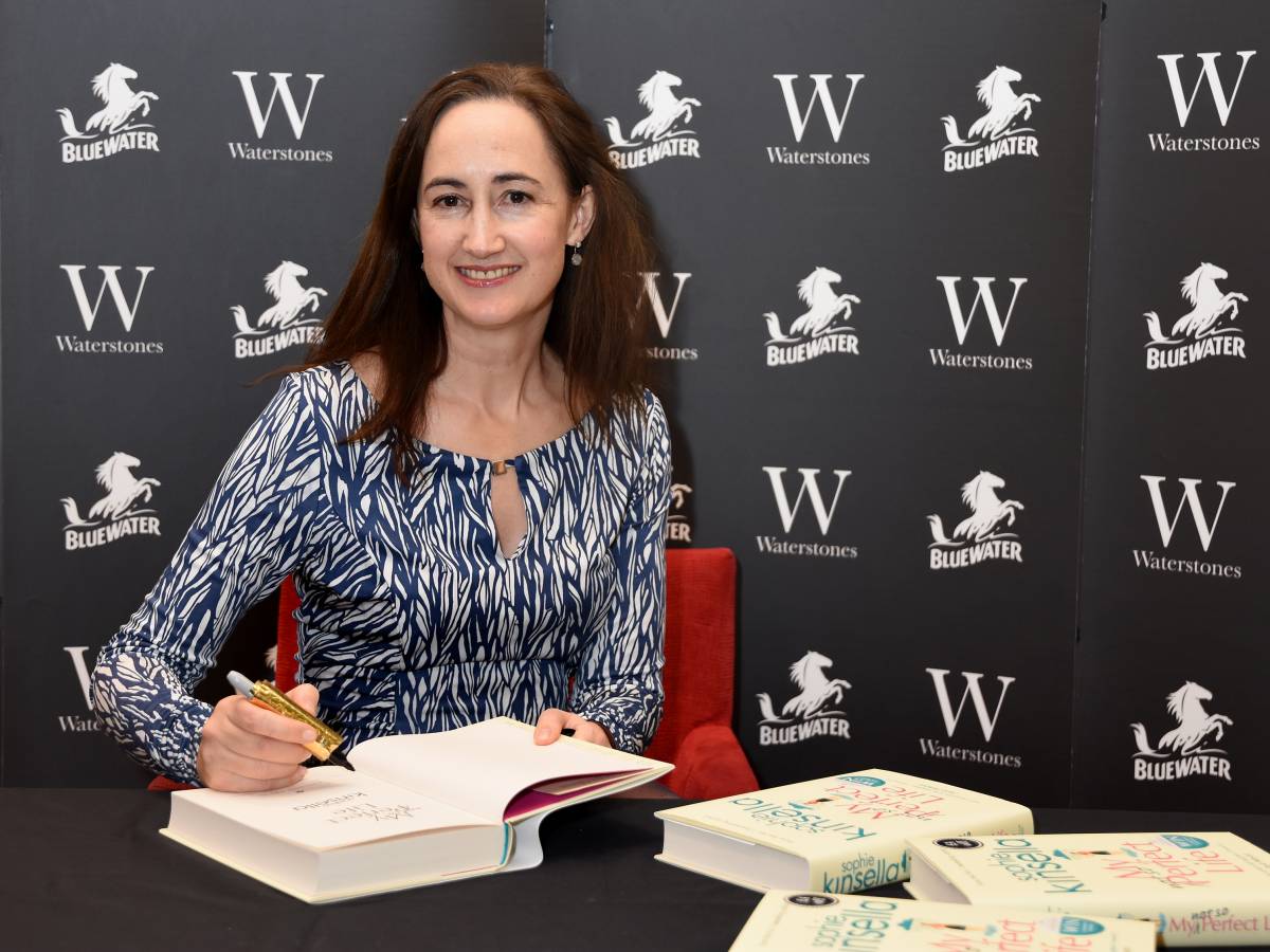Addio a Sophie Kinsella: la scrittrice di "I love shopping" è morta a 56 anni Addio a Sophie Kinsella: la scrittrice di "I love shopping" è morta a 56 anni