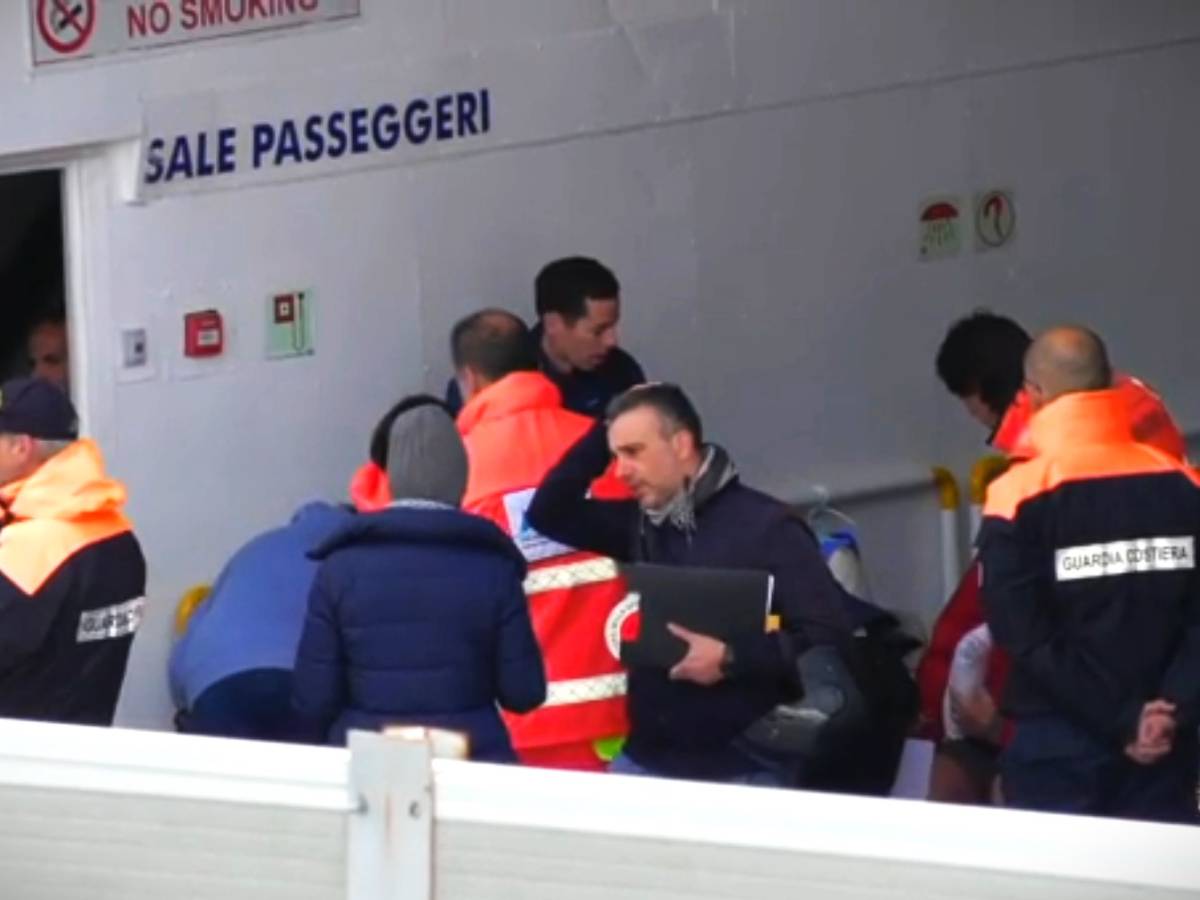 Napoli, nave si schianta contro la banchina: decine di feriti. Grave una donna