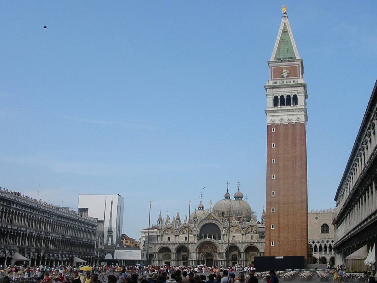 Venezia, dal campanile di San Marco cadono pezzi di cemento del 1902