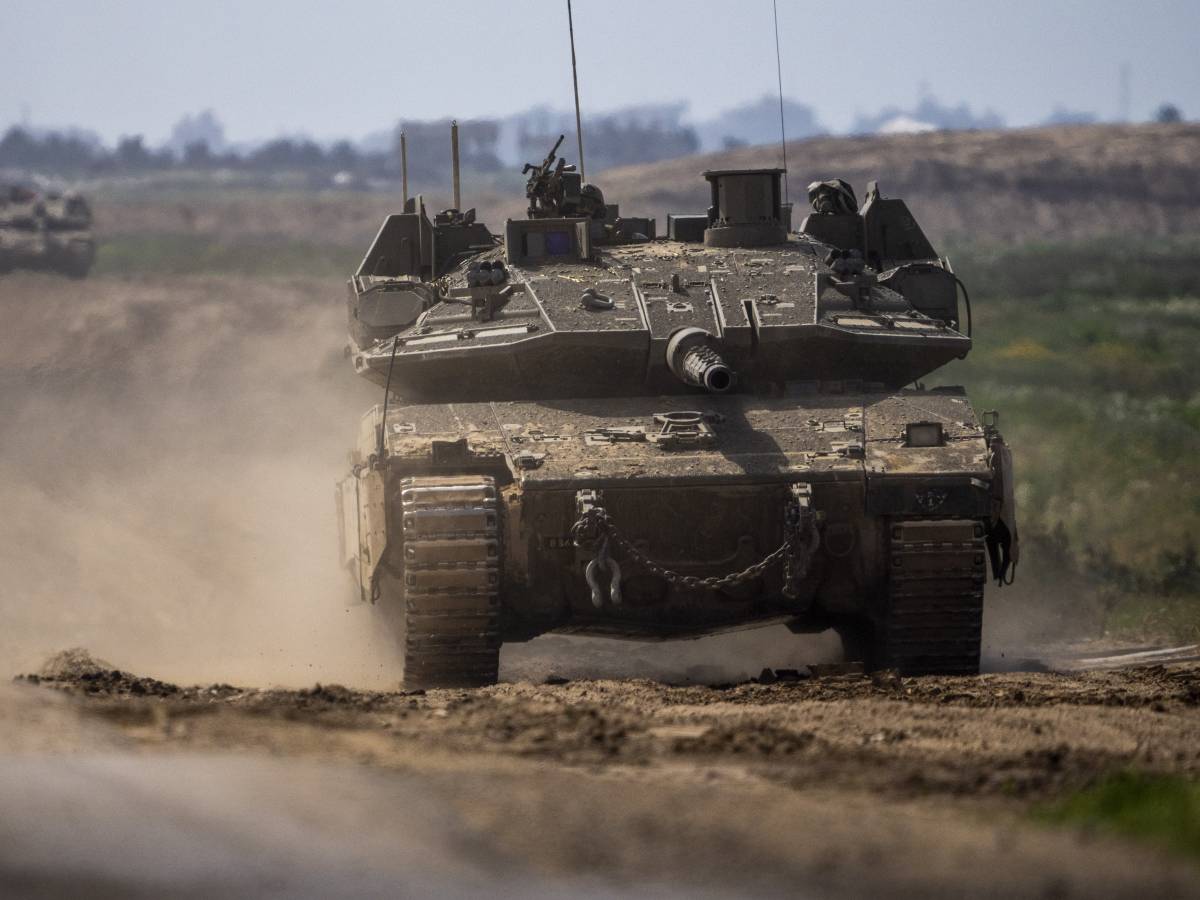 Decine di carri armati ammassati al confine: Israele prepara l