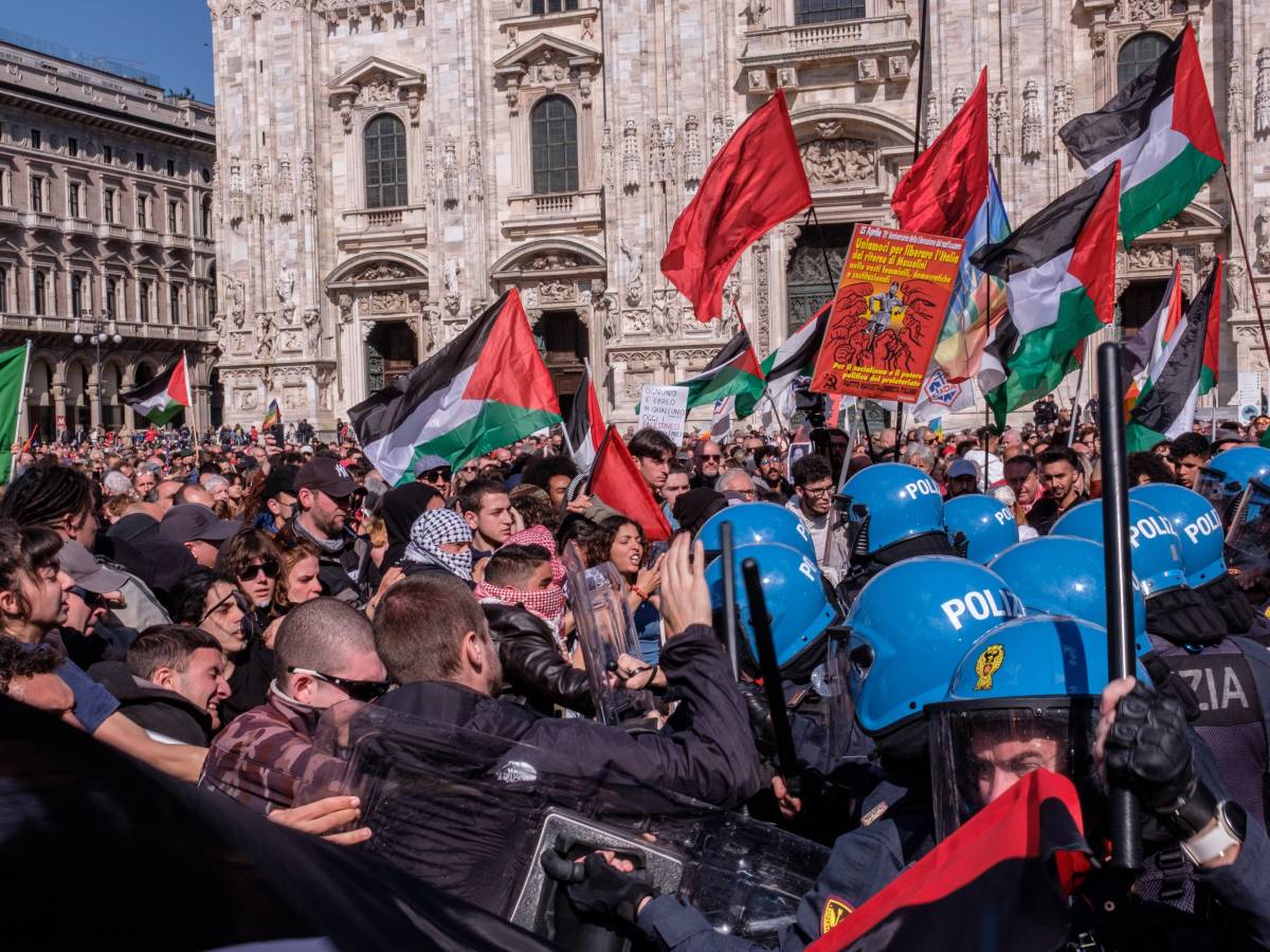 Piazza occupata, blitz anti sionisti. Un ferito e dieci fermati a Milano
