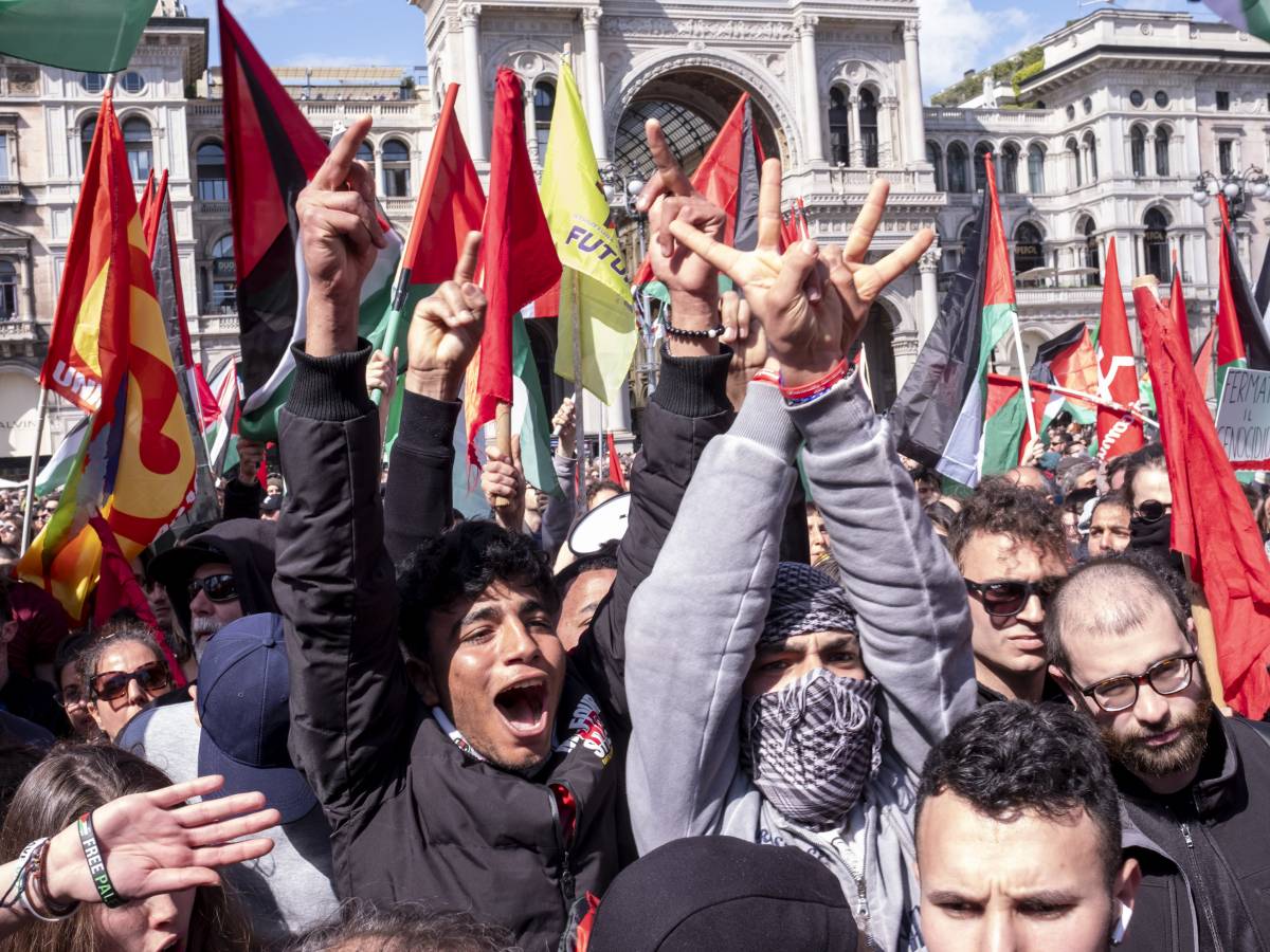 25 aprile anpi e antagonisti in piazza da Ilgiornale.it 25 aprile anpi e antagonisti in piazza