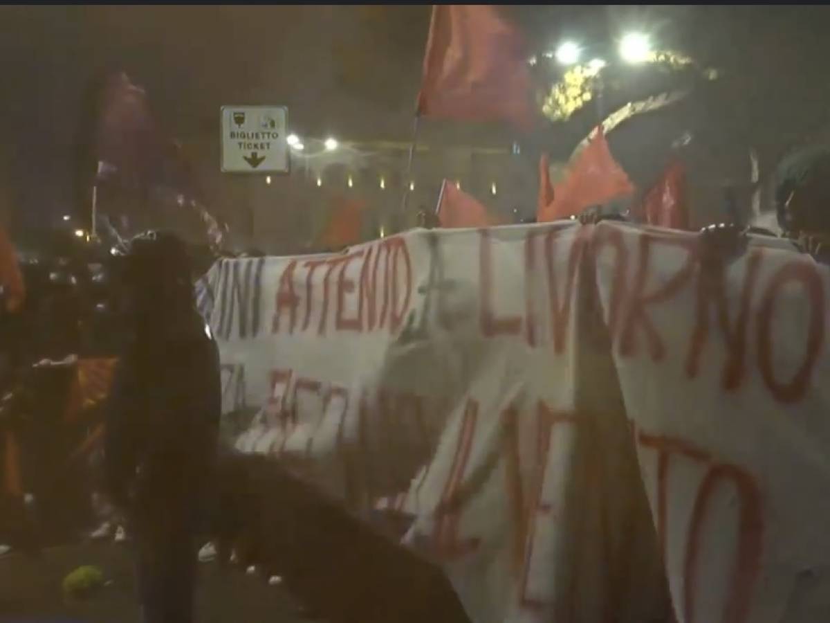 "Attento, ancora fischia il vento". A Livorno gli antagonisti cercano di imbavagliare Salvini