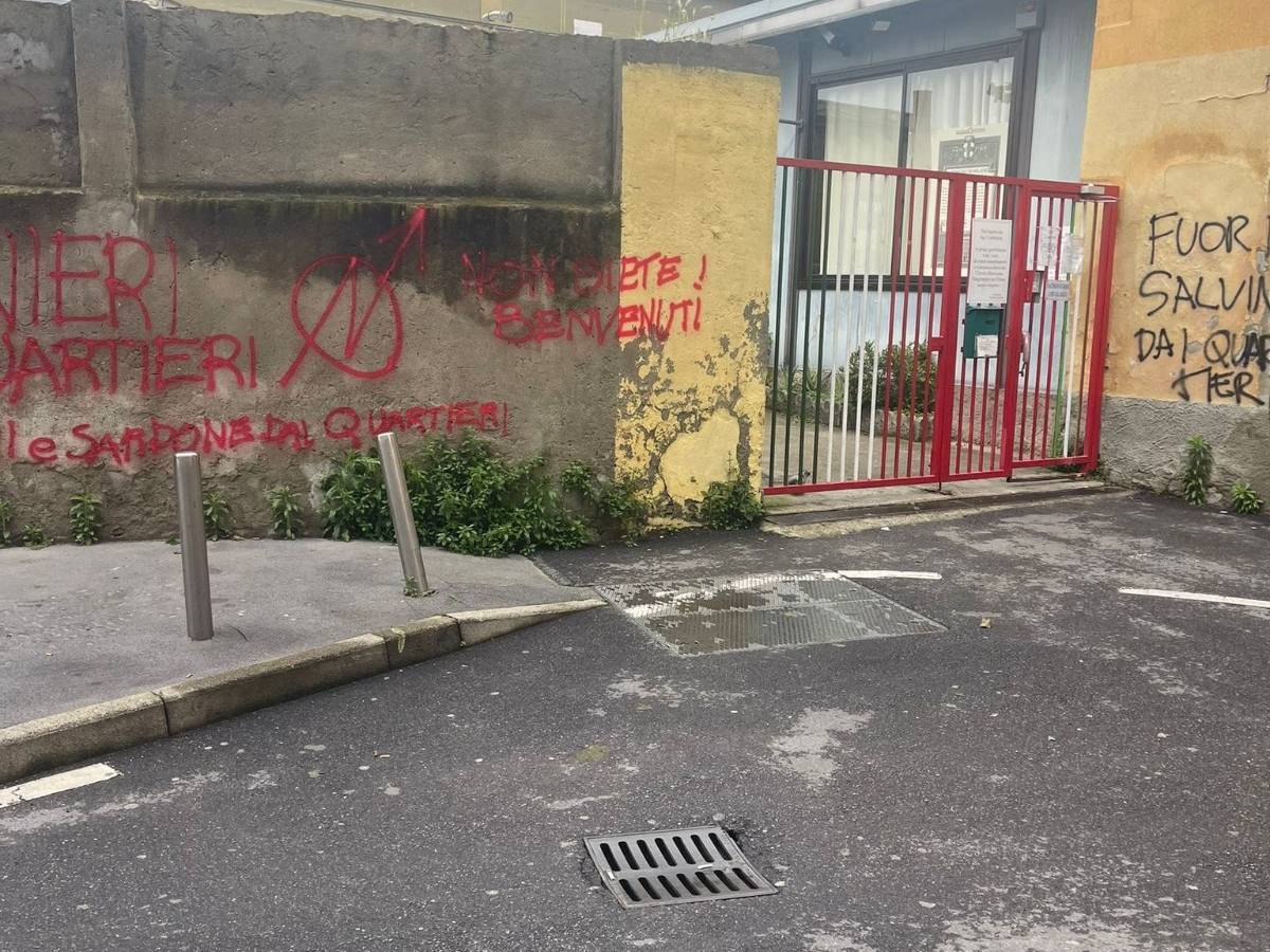 “Fuori Salvini dai quartieri”. Gli antagonisti minacciano ancora il leader della Lega