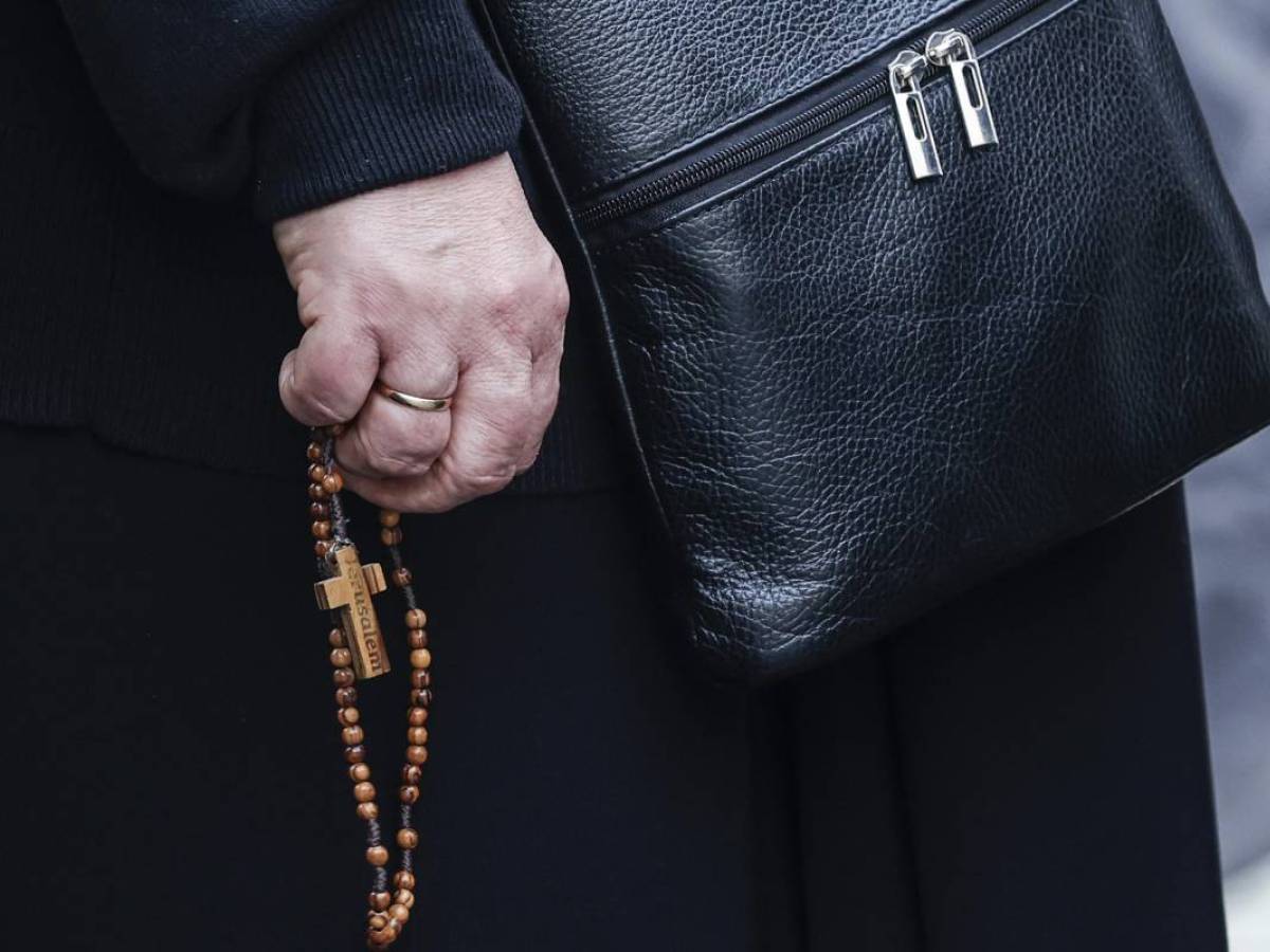 Prescritto per violenza sessuale su minori, ma il Vescovo lo promuove: bufera sul prete a Reggio Calabria