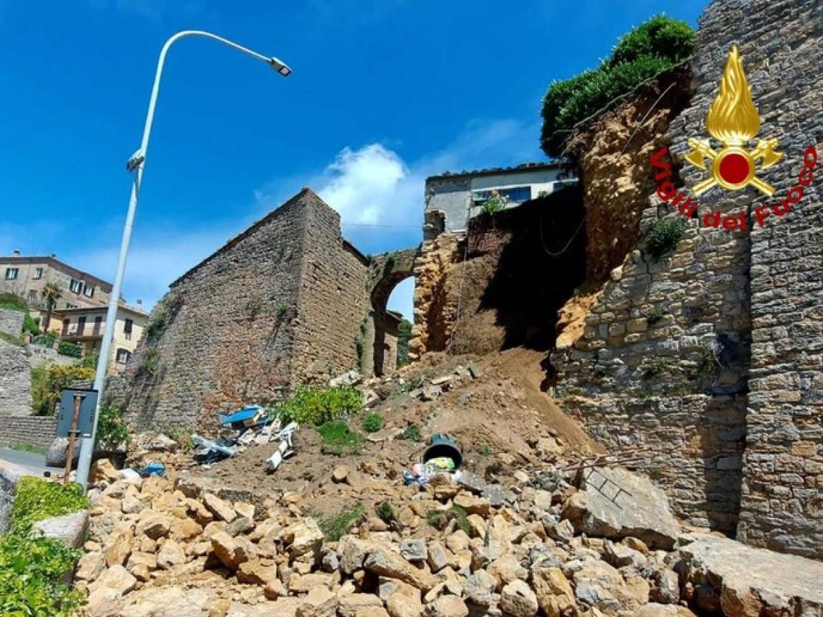 Paura a Volterra: crolla un tratto delle mura medievali, passante colpito dalle pietre