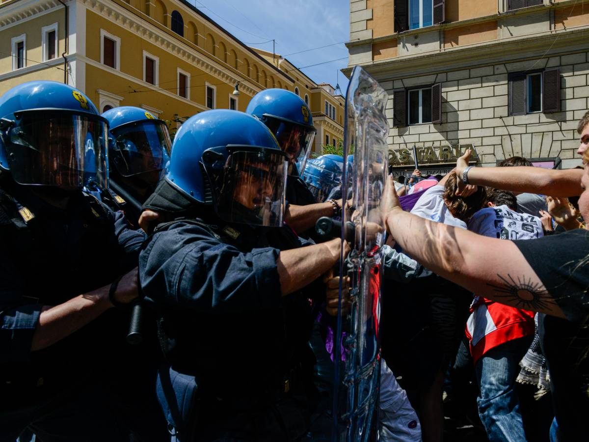 Roma, Stati generali della natalità: scontri tra manifestanti e polizia