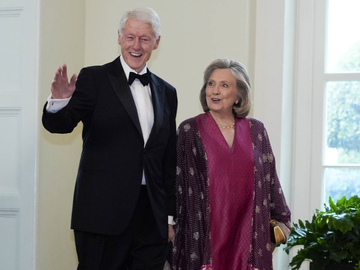 Nuove lettere e foto sul caso Epstein. E spunta un mandato di comparizione per i Clinton Nuove lettere e foto sul caso Epstein. E spunta un mandato di comparizione per i Clinton