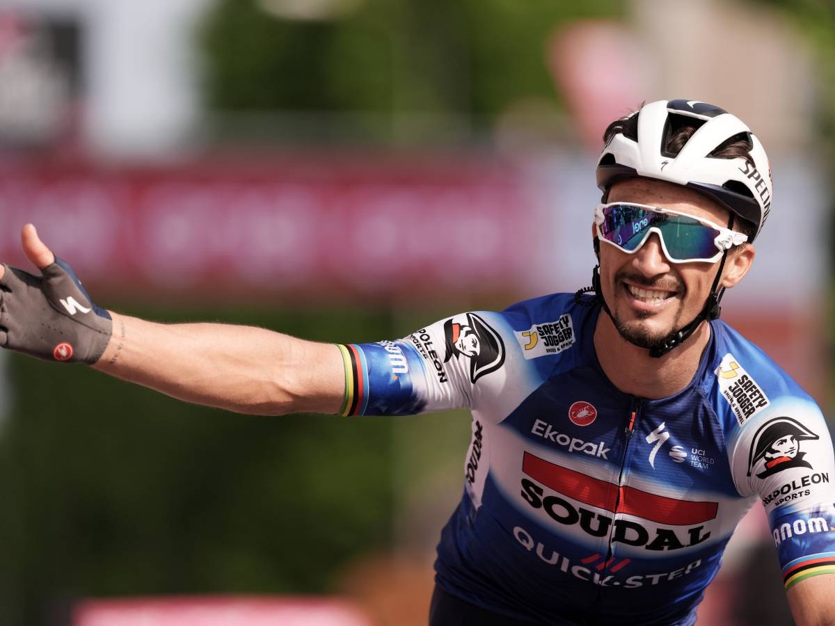 Giro, tappa capolavoro di Alaphilippe: il francese vince a braccia alzate a Fano