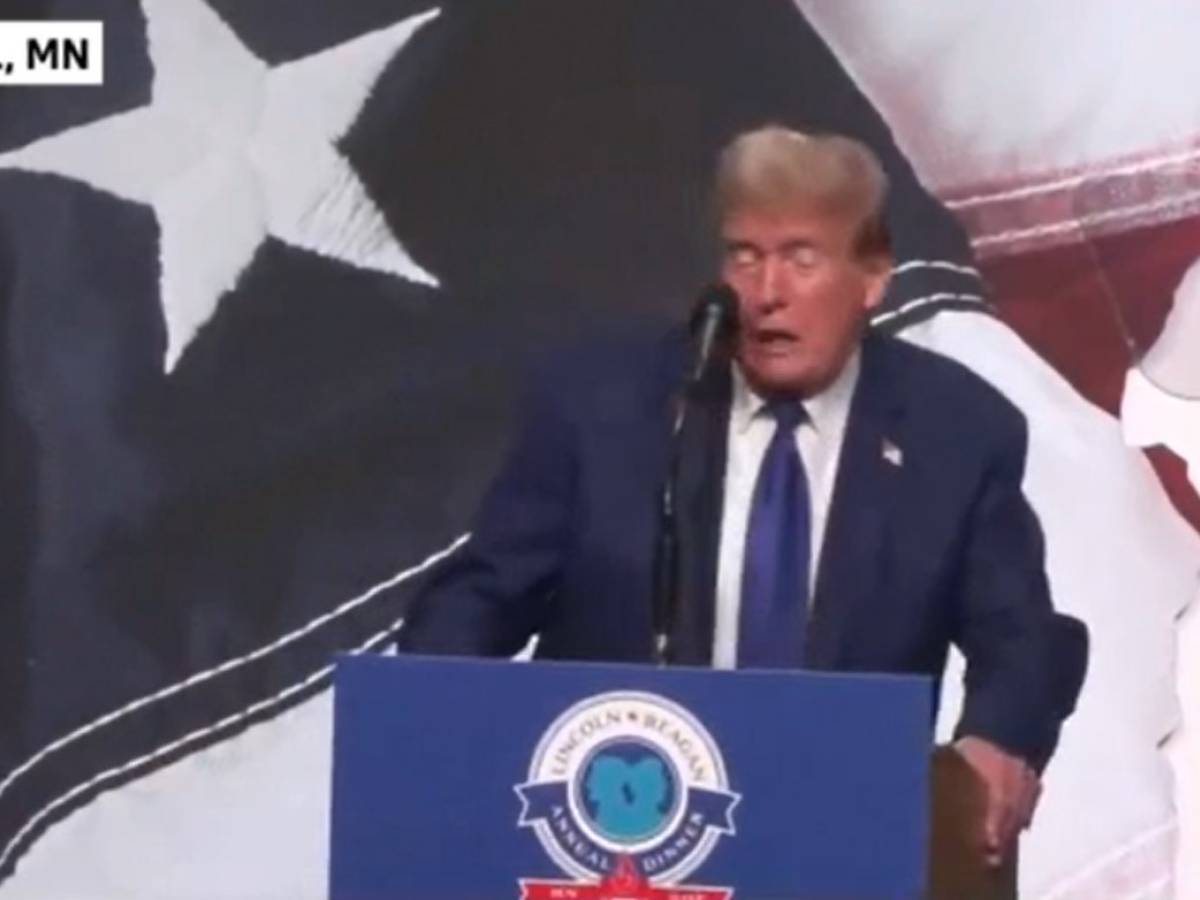 "Il palco tende a sinistra..": così Trump rischia la gaffe durante il comizio