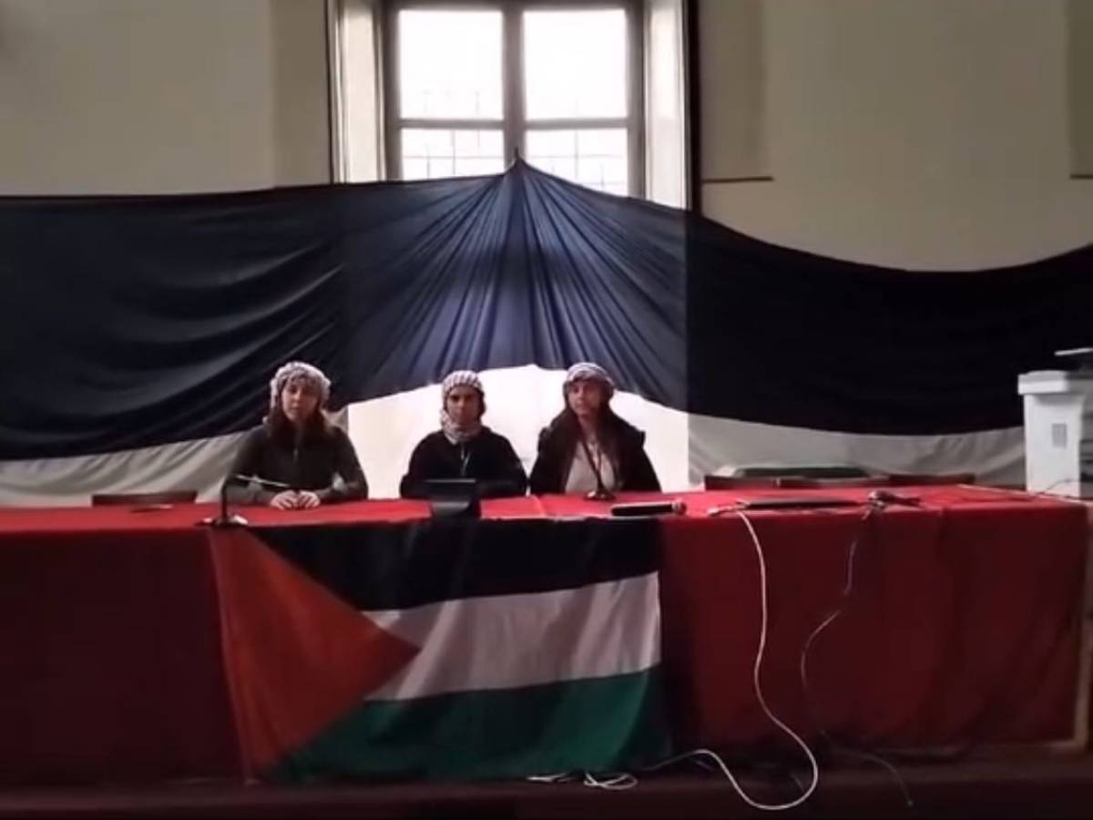 La kefiah, la maxi bandiera e il proclama: il video dal rettorato occupato “imita” lo Stato islamico