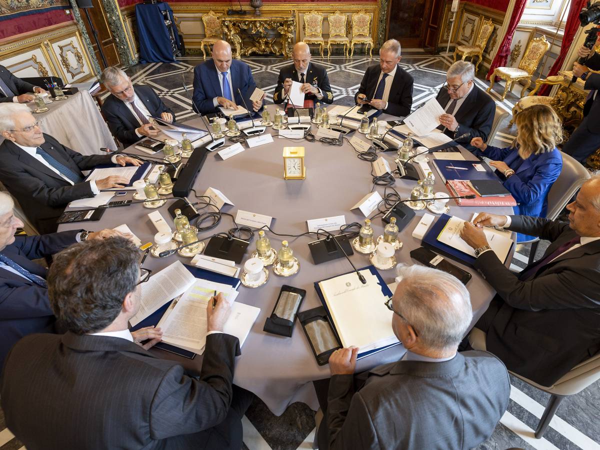 Riarmo Ue, Mattarella convoca il Consiglio Supremo di Difesa Riarmo Ue, Mattarella convoca il Consiglio Supremo di Difesa