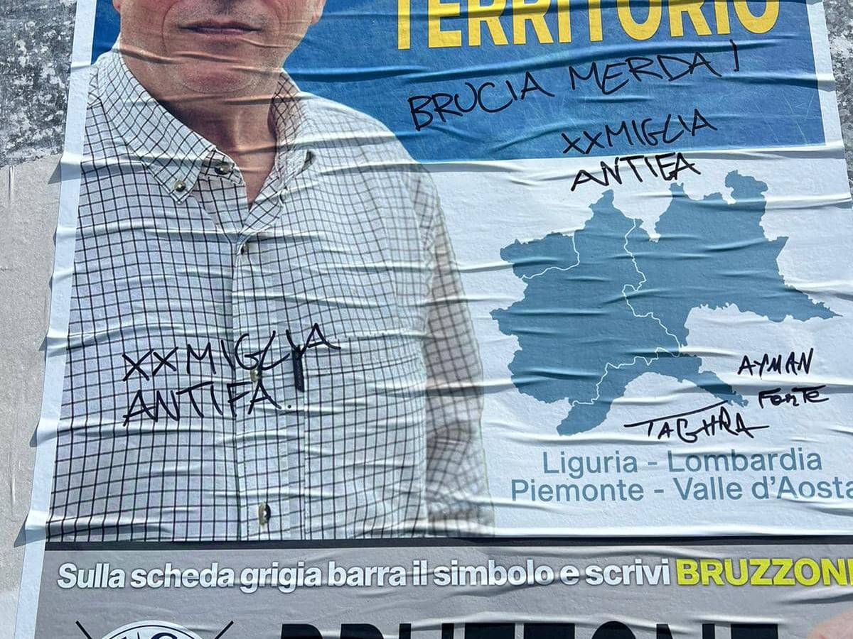 Manifesti vandalizzati Genova