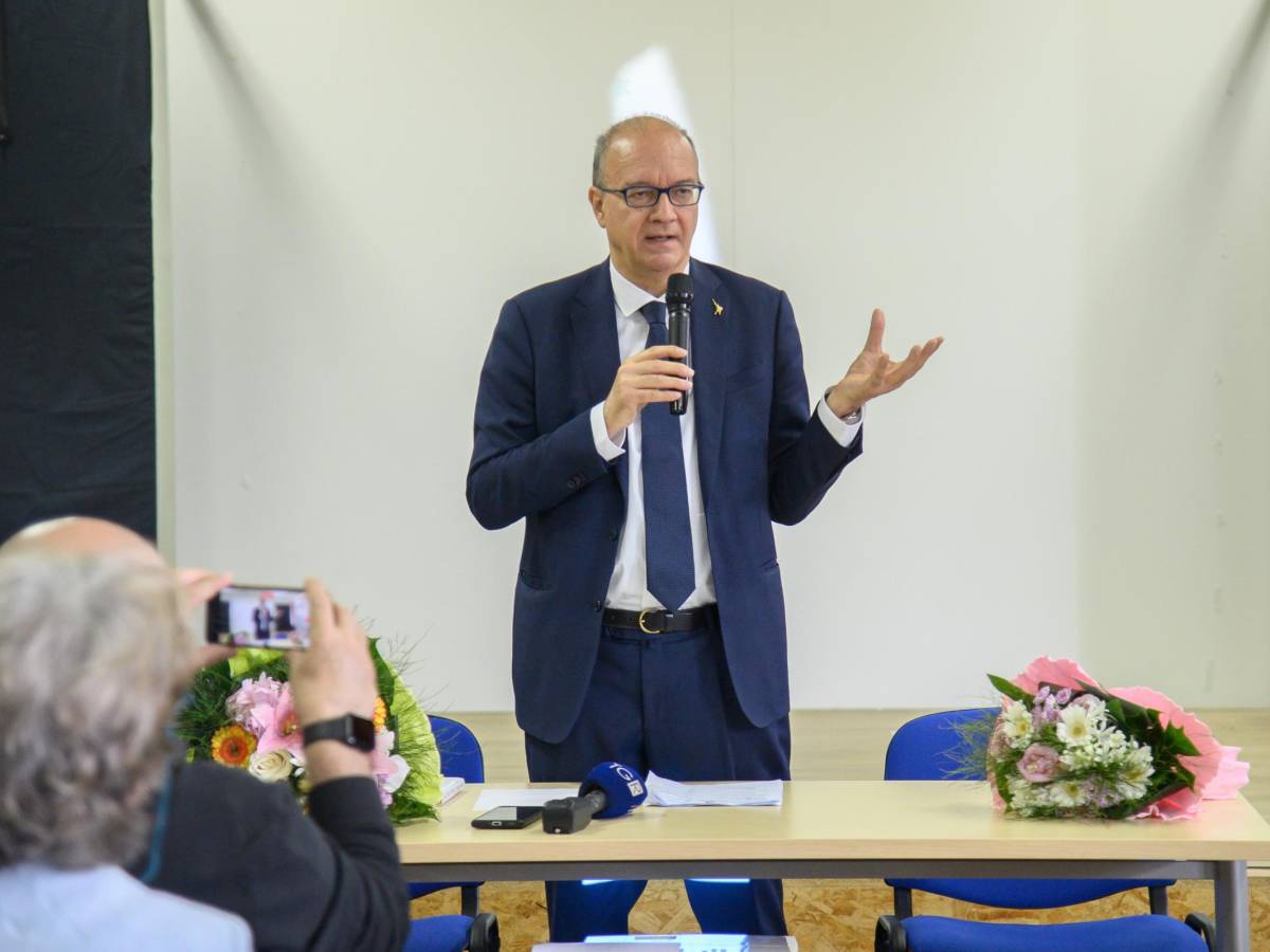 scuola violenta servono eroi positivi i cellulari in classe ora sono spariti da Ilgiornale.it scuola violenta servono eroi positivi i cellulari in classe ora sono spariti