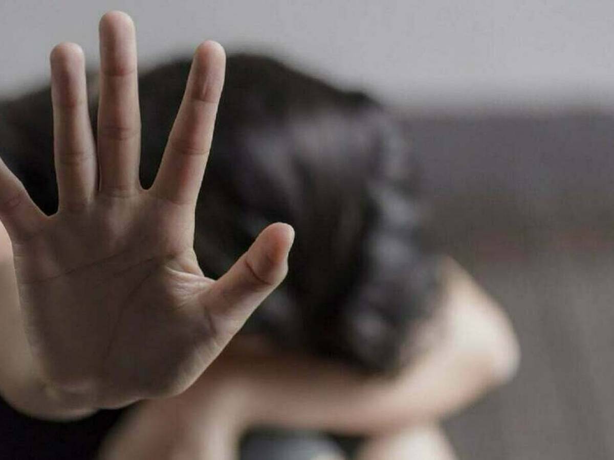 Genova, fa salire un ragazzo in casa e poi viene violentata