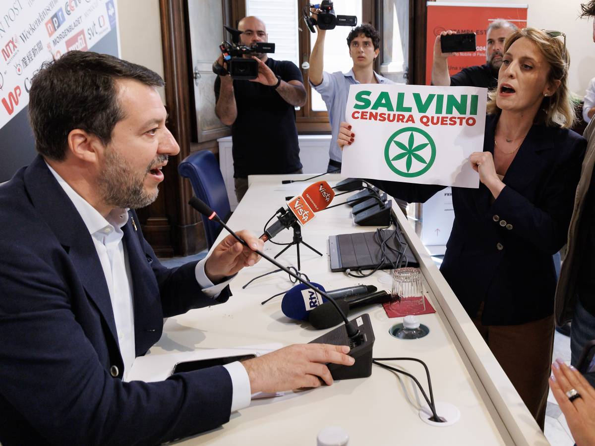 Regala a Salvini una pianta di marijuana, ma lui la spezza: "La droga è morte"