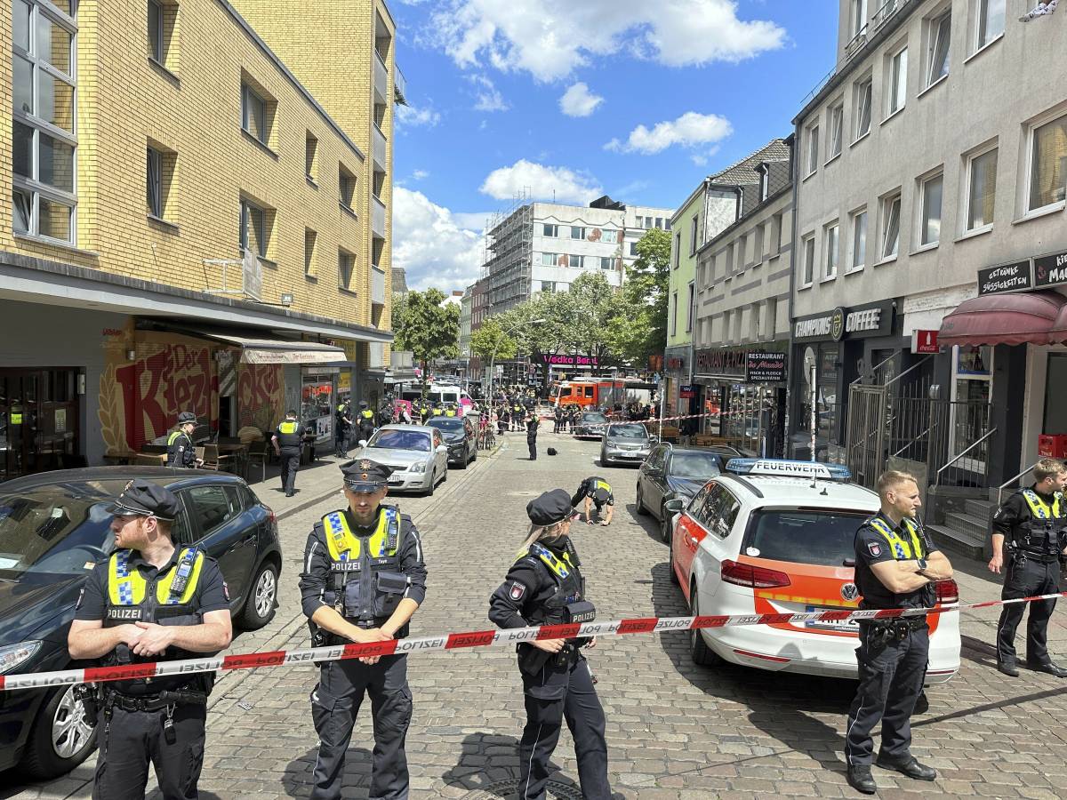 Paura in Germania, uomo con piccone e molotov ad Amburgo. Polizia costretta a sparare