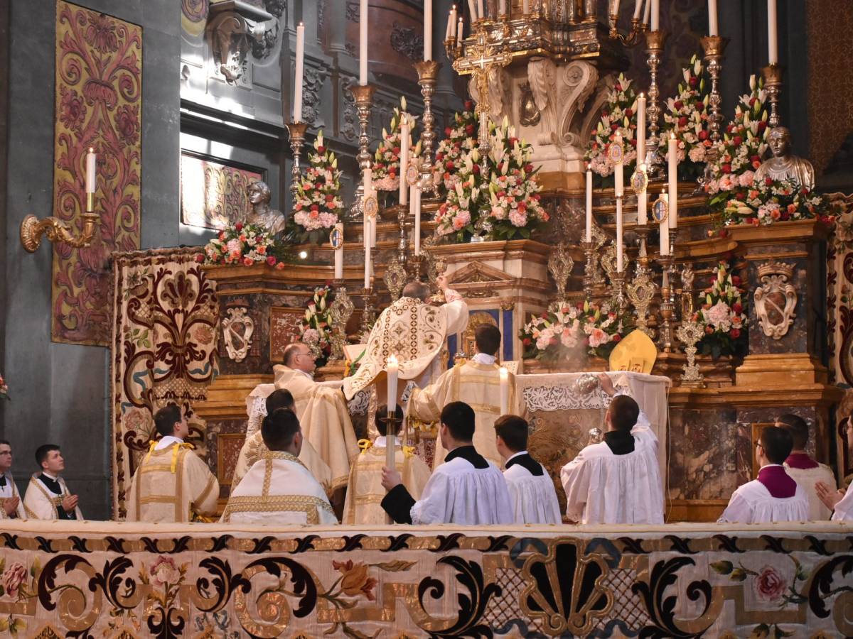 Torna la messa in latino. Così Leone XIV archivia la decisione di Bergoglio Torna la messa in latino. Così Leone XIV archivia la decisione di Bergoglio