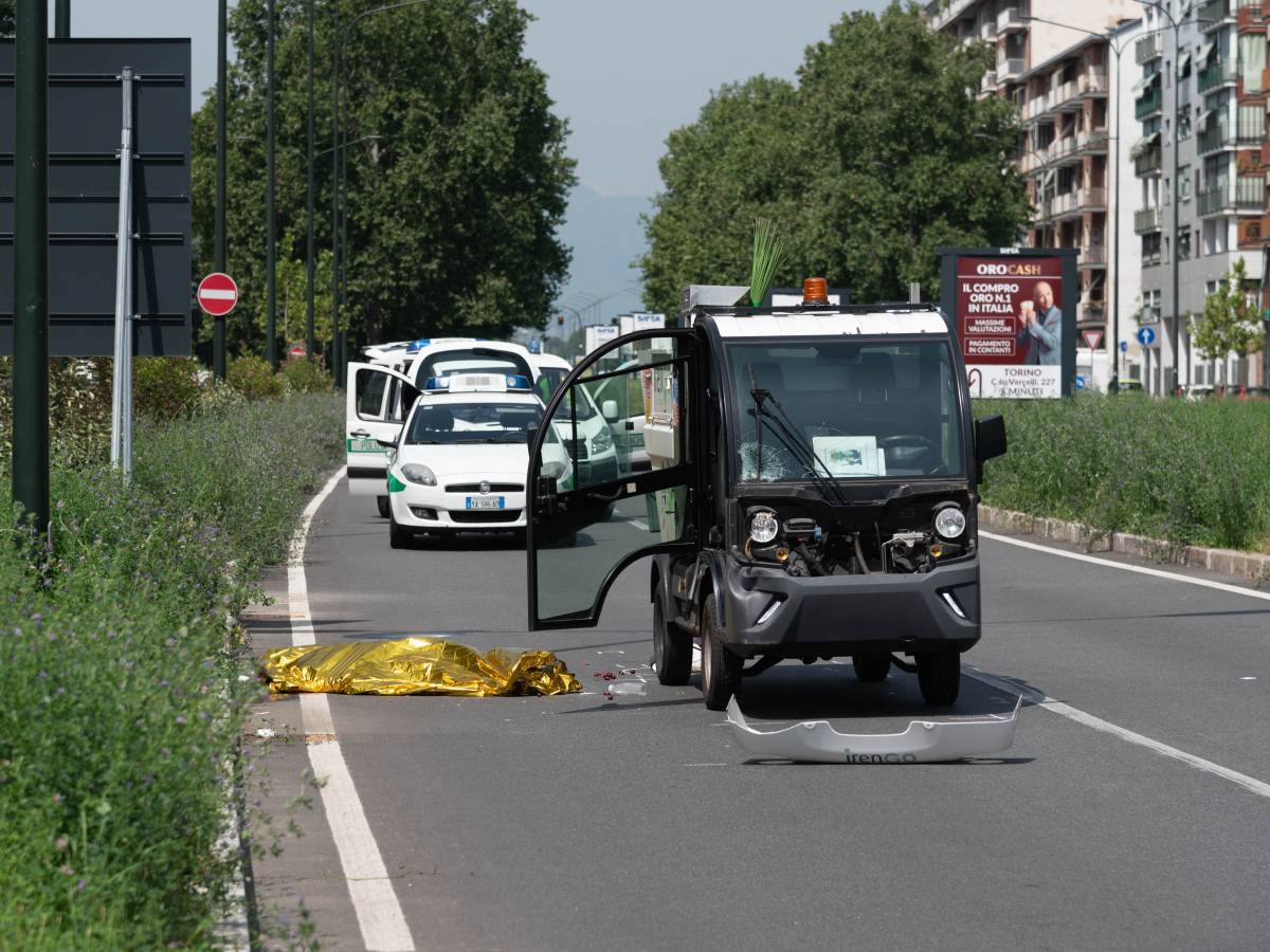 Torino, il camioncino della spazzatura travolge e uccide sul colpo una donna