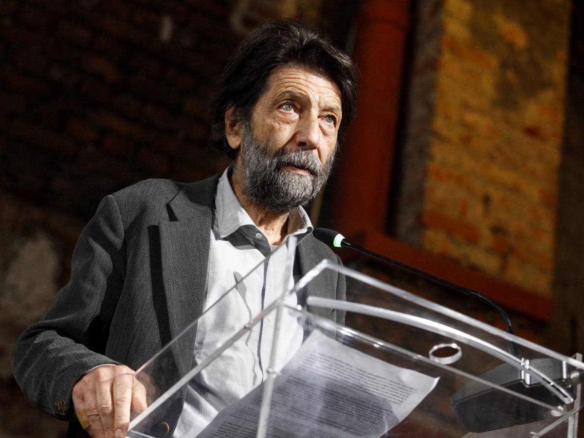 La decisione di Massimo Cacciari: il filosofo si sposa a 81 anni La decisione di Massimo Cacciari: il filosofo si sposa a 81 anni
