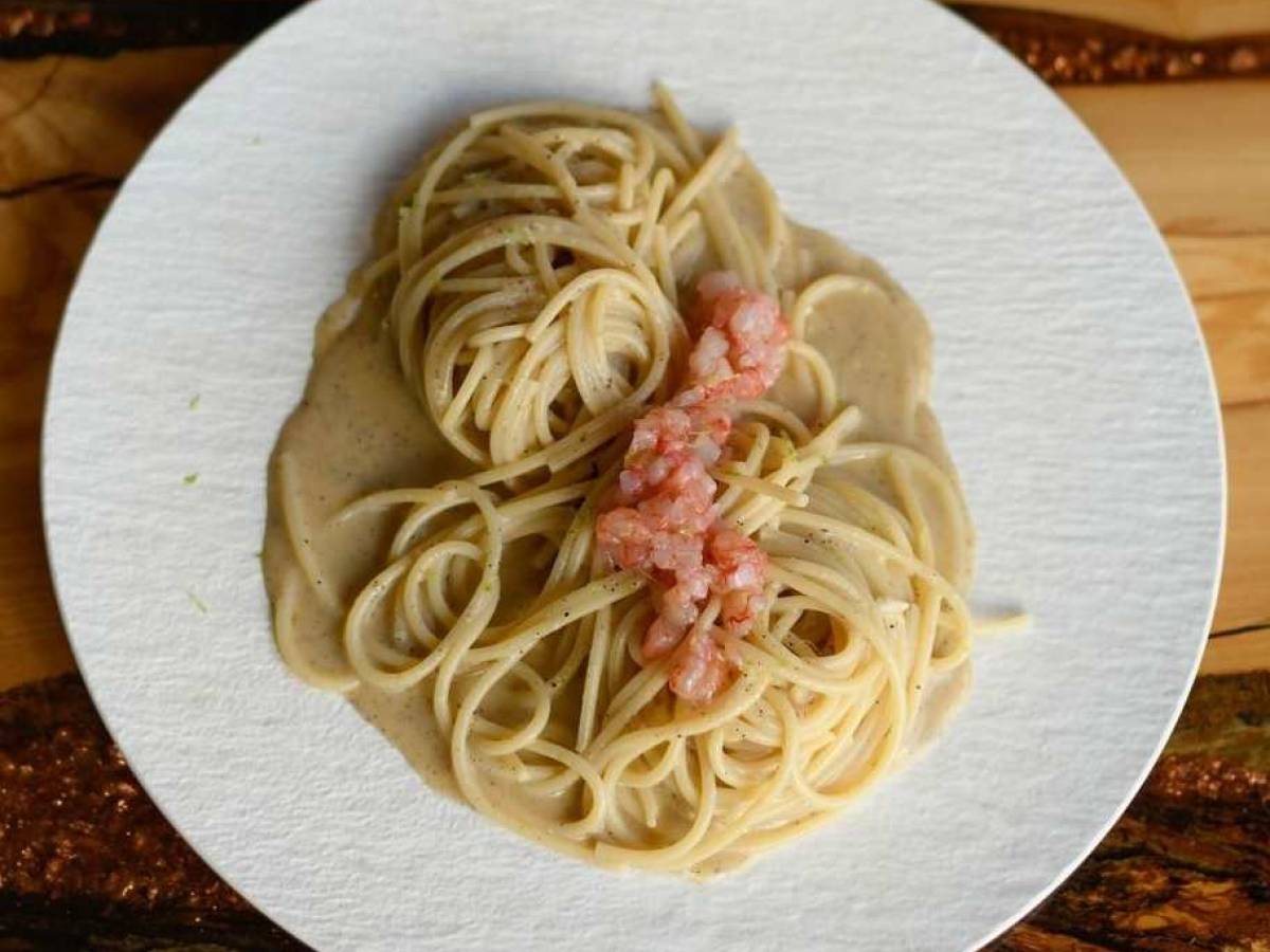 Vannucci, lo Spaghettone cacio e pepe e tartare di gambero e lime
