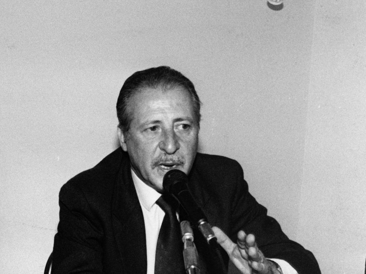 Lo strano silenzio dell Lo strano silenzio dell