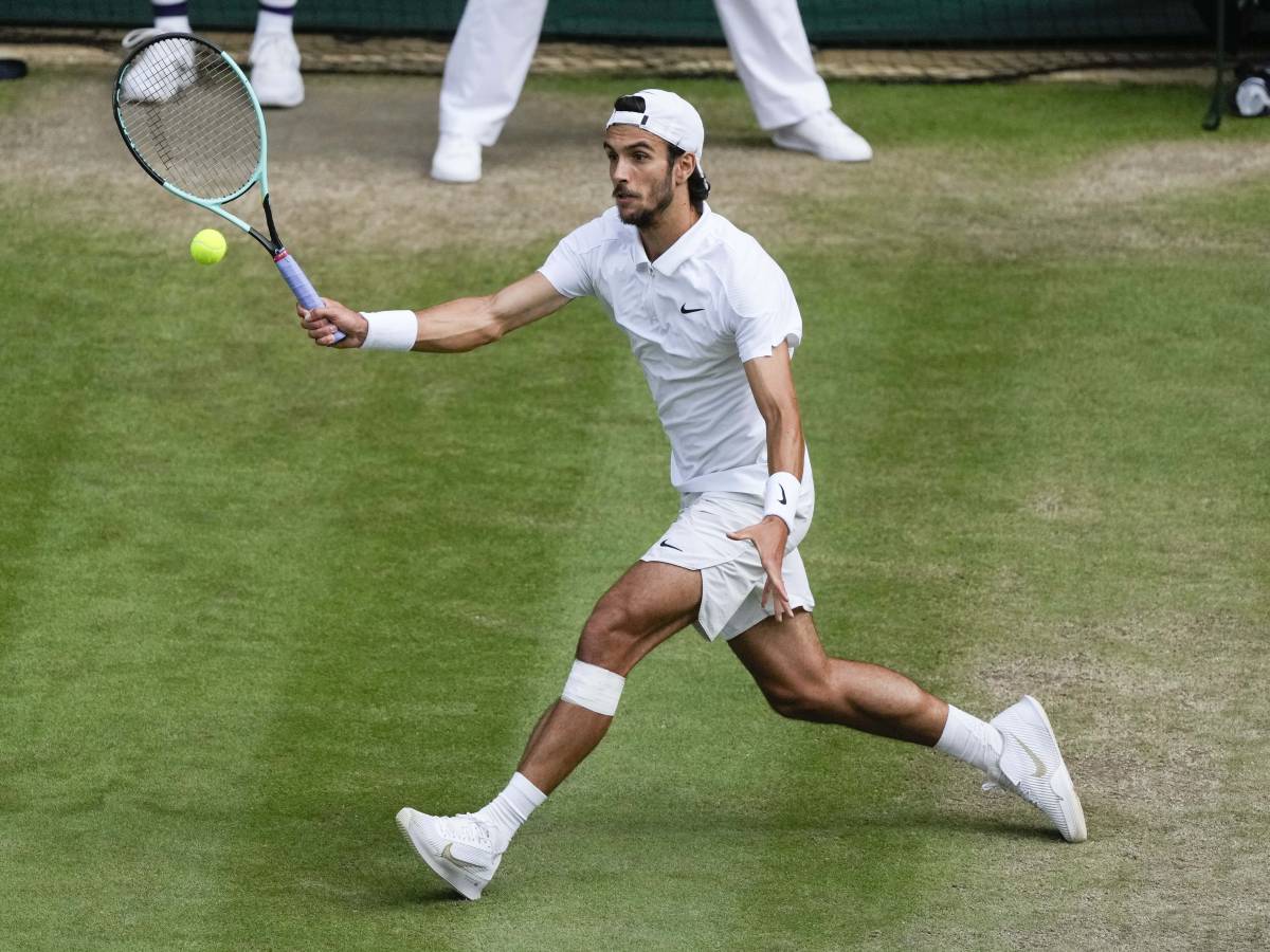 Semifinales de Wimbledon Musetti-Djokovic 4-6, 6-7, 4-5 |  Djokovic sirve en el partido