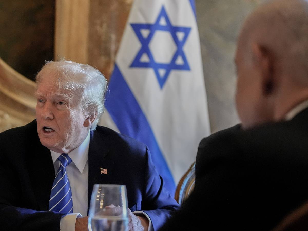 Trump incontra Netanyahu senza benda e gli mostra la ferita