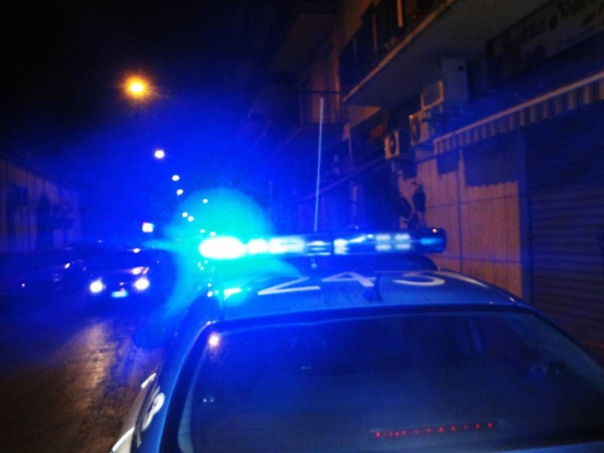 Crotone poliziotto 