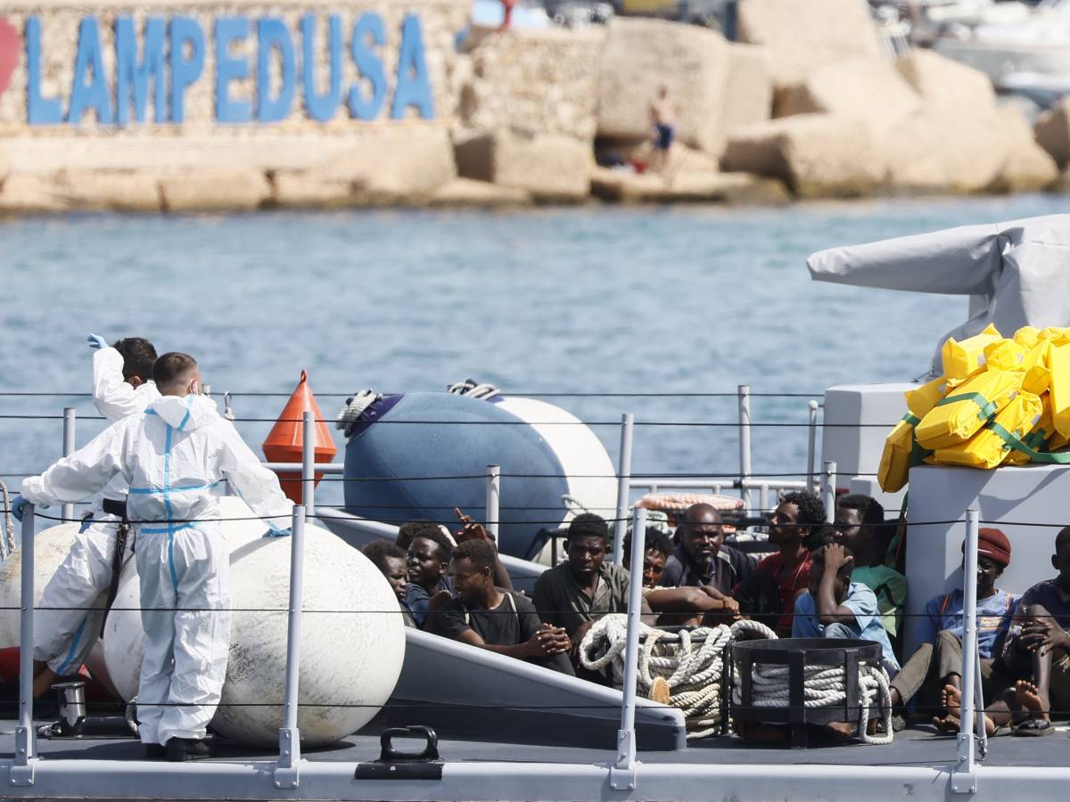 Lampedusa, due bambini e un uomo morti su un gommone Lampedusa, due bambini e un uomo morti su un gommone