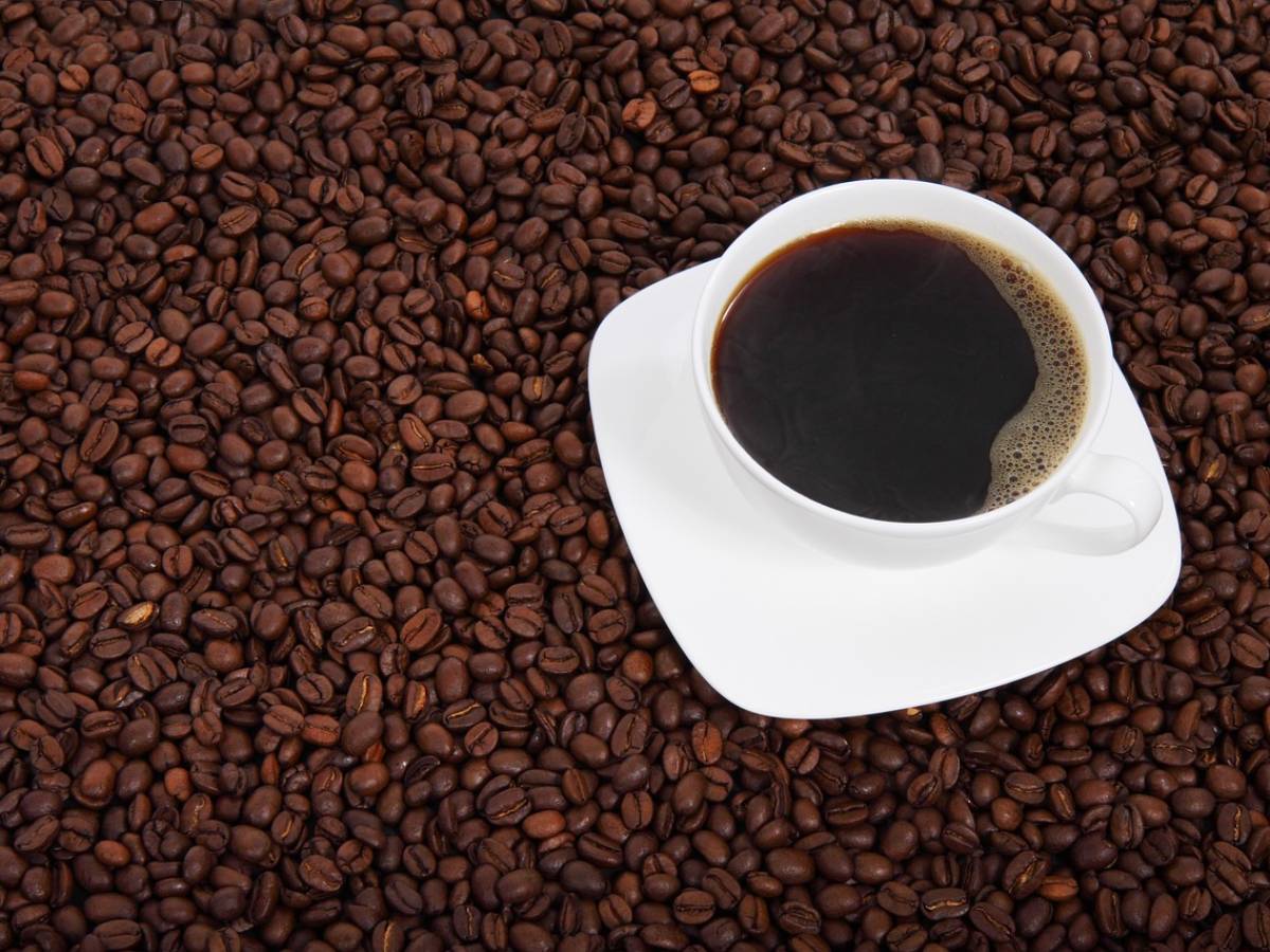 Cosa succede se si beve caffè con vitamine e integratori