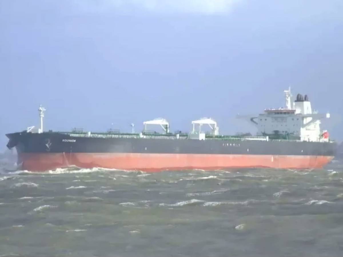 Esplosione di una petroliera nel Mediterraneo: è il quinto caso. Kiev: "È una "nave fantasma" russa" Esplosione di una petroliera nel Mediterraneo: è il quinto caso. Kiev: "È una "nave fantasma" russa"