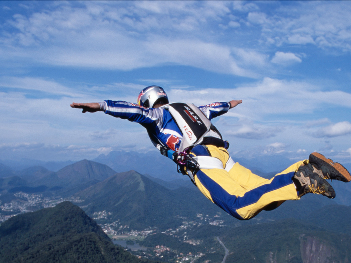 Non si apre la tuta alare: "base jumper" precipita e muore in provincia di Lecco