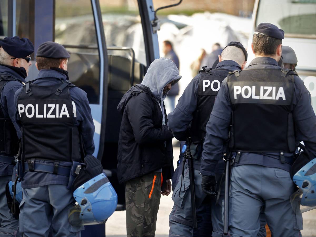 dalla parte giusta un libro celebra gli eroi sconosciuti delle forze di polizia da Ilgiornale.it dalla parte giusta un libro celebra gli eroi sconosciuti delle forze di polizia