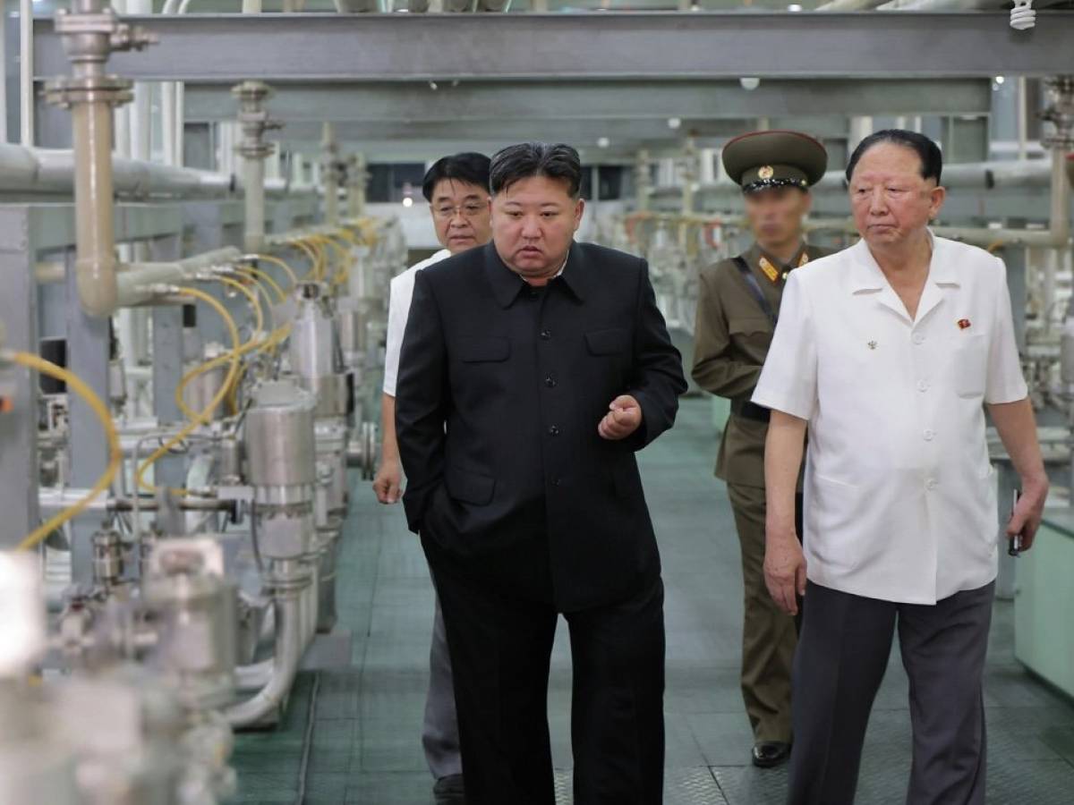 La visita di Shoigu, il tour nella fabbrica di uranio e i test missilistici: cosa ha in mente Kim