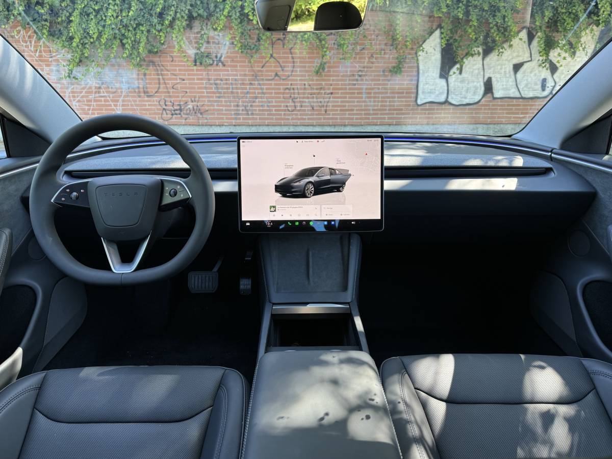 Tesla Model 3 Long Range 2024: guarda la gallery del modello con più autonomia 12