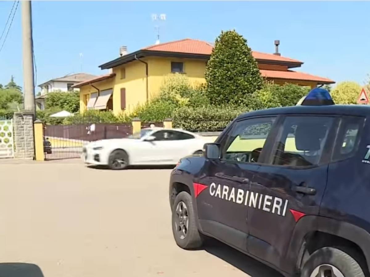 Neonato seppellito in giardino, la 22enne indagata: "Ha partorito da sola, nessuno sapeva"