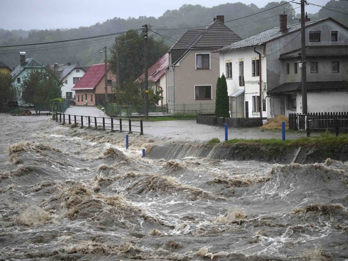 Maltempo, la tempesta Boris causa 7 morti in Europa. Persone sui tetti: le immagini