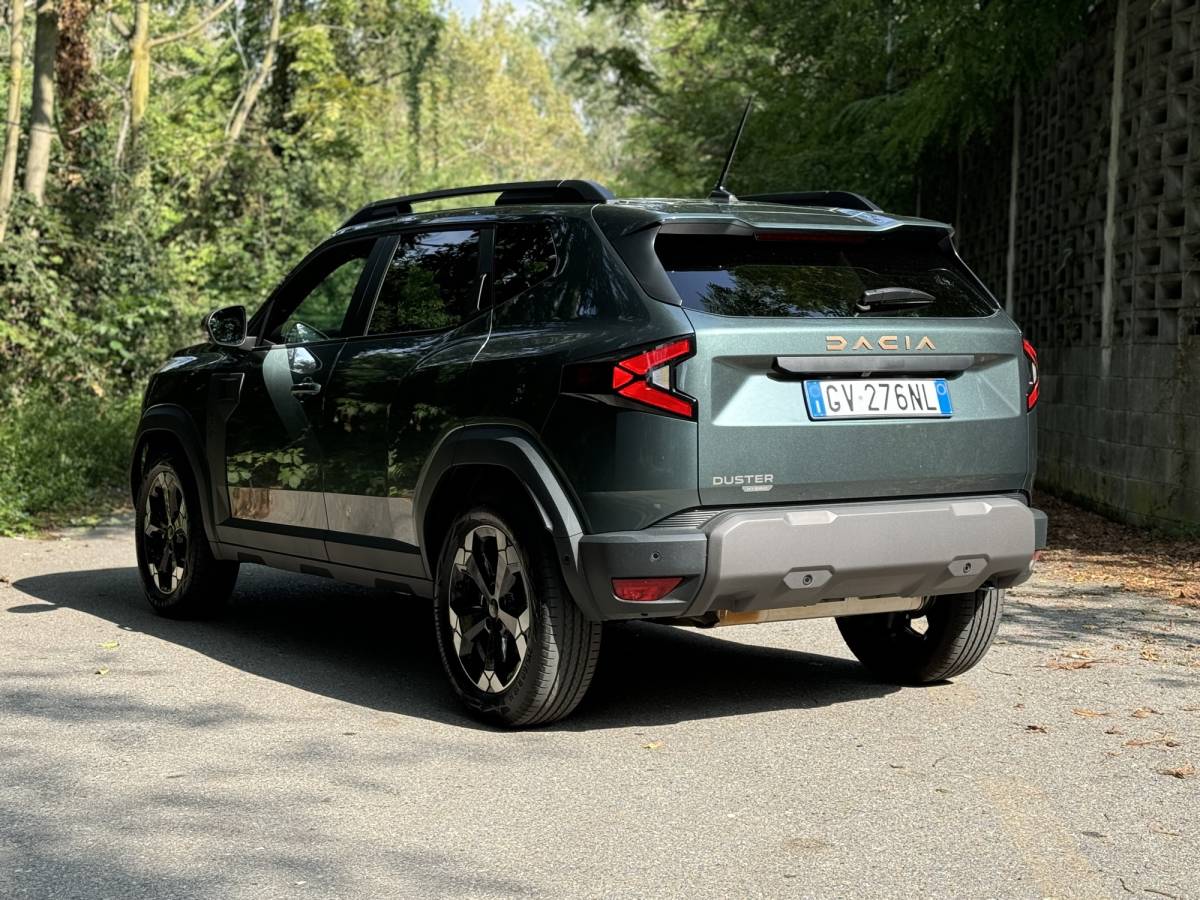 Dacia Duster Hybrid 2024: guarda la gallery del SUV con consumi da citycar 10