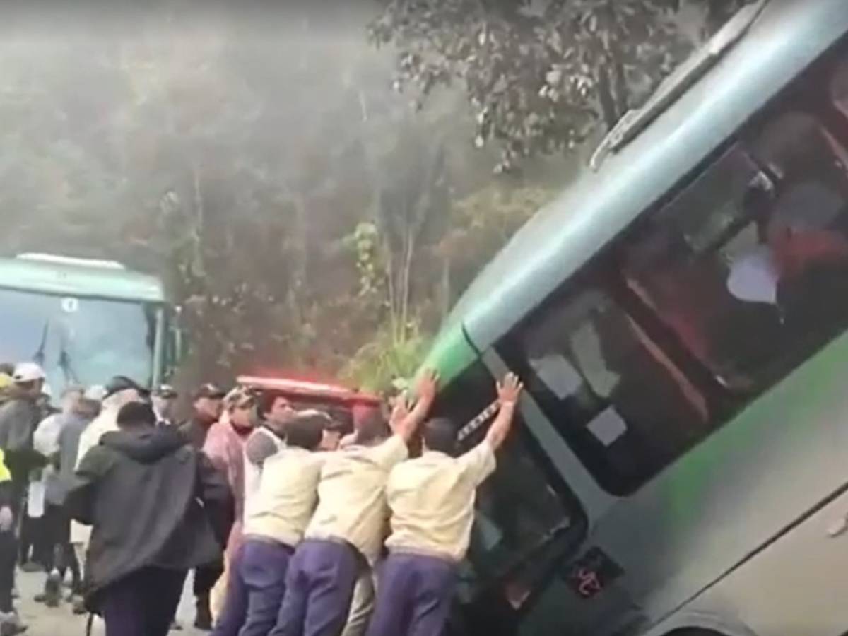 Incidente in Perù, un bus si schianta vicino a Machu Picchu: 8 italiani tra i feriti   