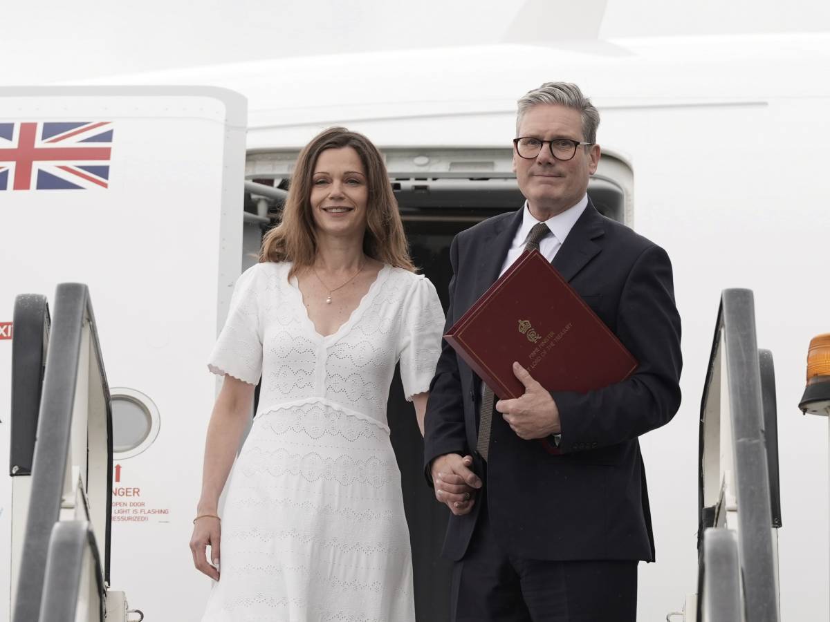 Clintons: Biglietto di auguri con effetto oro a forma di libellula 11 x
