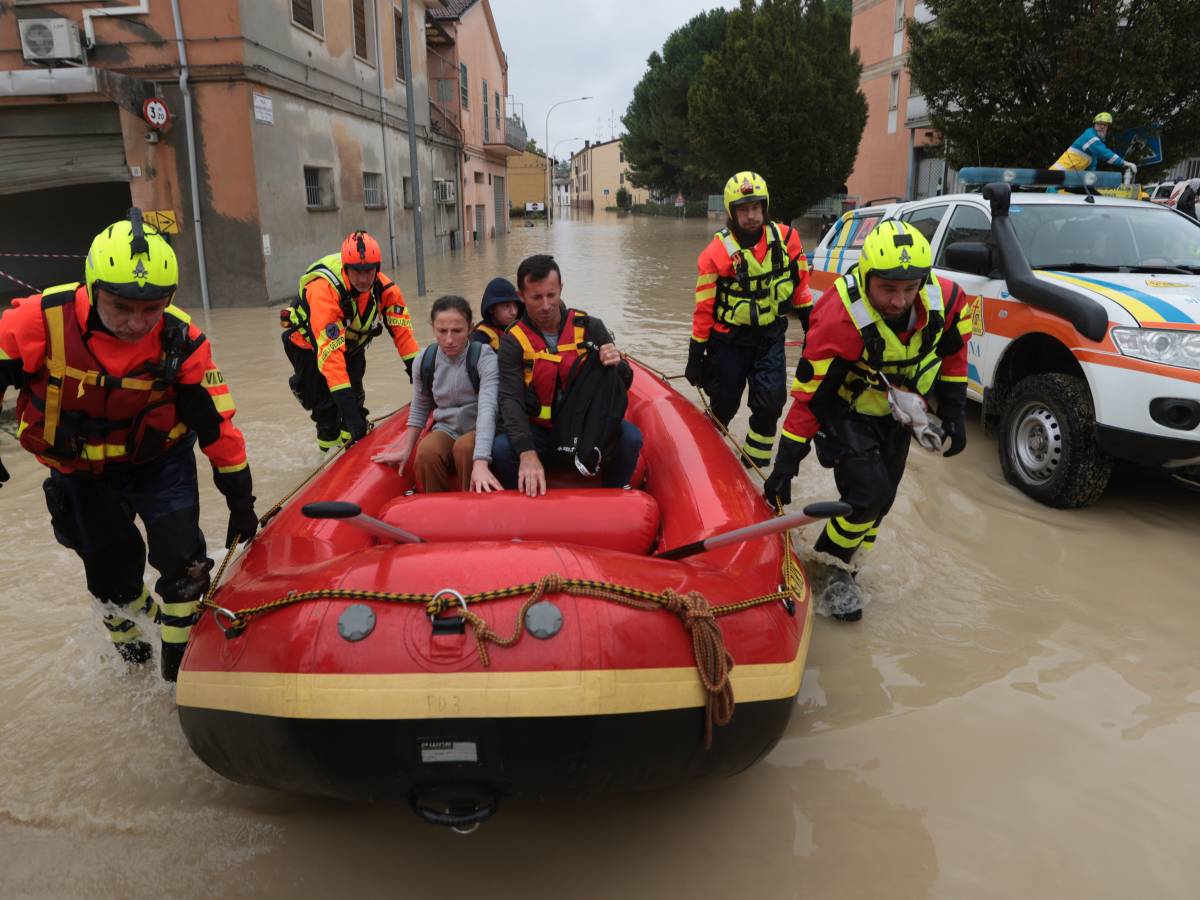 “Fino a 900 euro per famiglia”. Primi aiuti per l’alluvione in Emilia-Romagna #adessonews