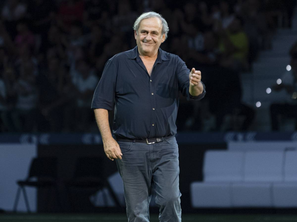 La sparata di Platini: "Perché non giocare a calcio in dieci?"