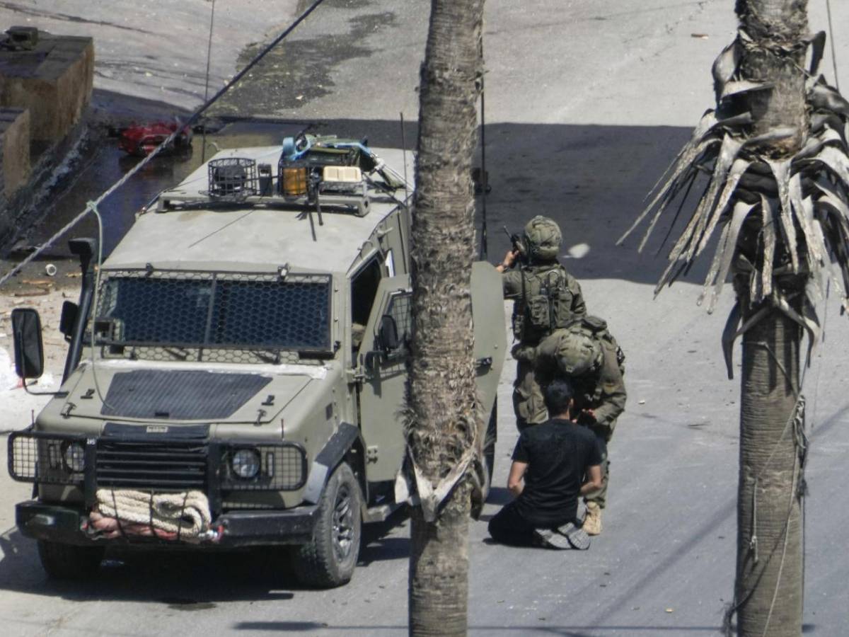 Cisgiordania, coloni israeliani fanno irruzione in casa di attivisti: tre italiani feriti Cisgiordania, coloni israeliani fanno irruzione in casa di attivisti: tre italiani feriti