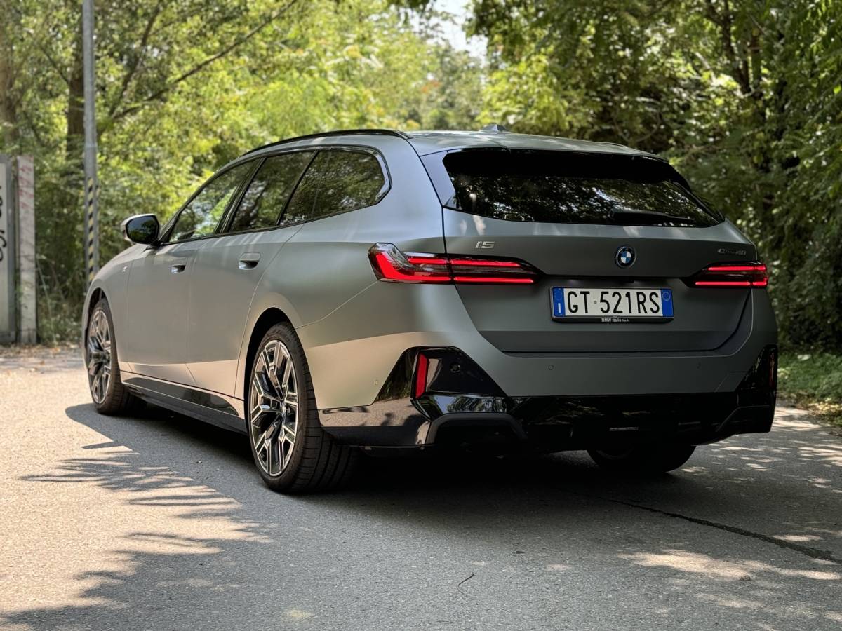 BMW i5 Touring eDrive40: guarda la gallery della Station Wagon elettrica da 340 CV 18